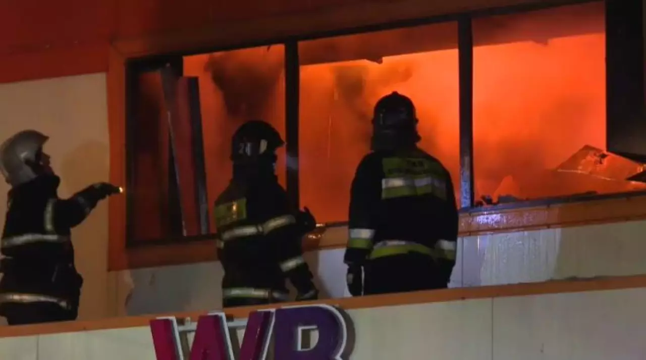 Спасатели почти три часа боролись с огнём в Семее