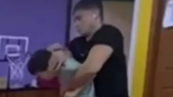 Балаға қорлық көрсеткен оңалту орталығының қызметкері қамауға алынды