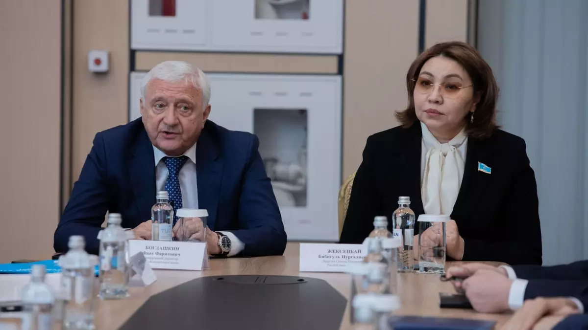 Сенатор Жексенбай встретилась с коллективами двух стратегических компаний