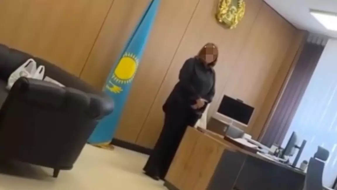 Колледжде жанжал: жүкті мұғалім директордың қысымына шағымданды