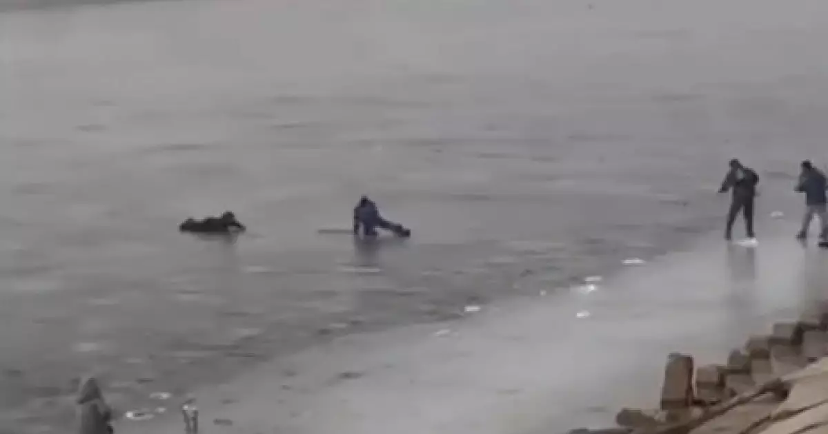  Атырауда ер адам мұз астына түсіп кетті 