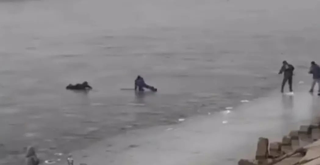 Атырау тұрғыны мұз астына түсіп кетті