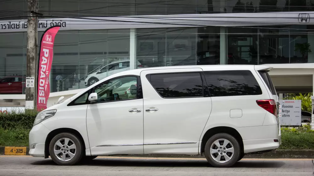 Қазақстанда рөлі оң жақтағы көліктерге тыйым салу керек пе?