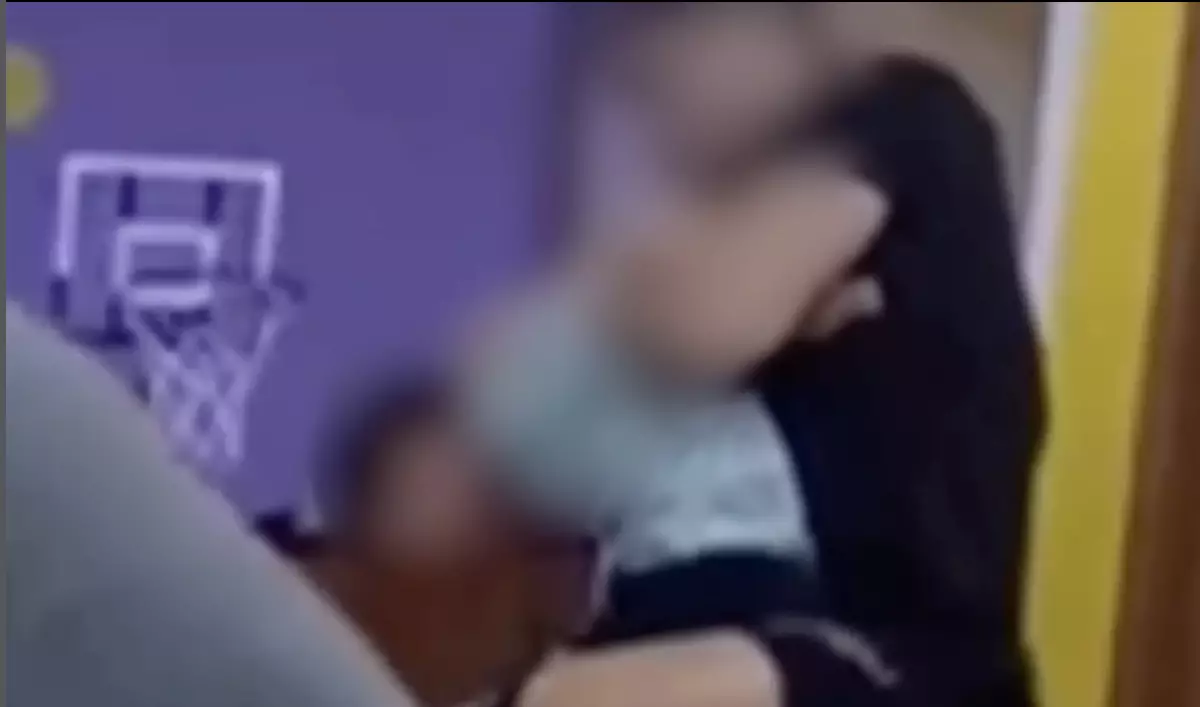 Алматыда ерекше баланың қолын бұраған орталық қызметкері қамауға алынды