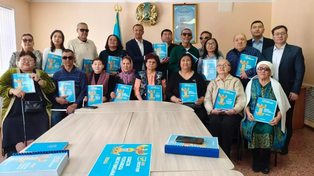 Проект новой Конституции Казахстана напечатали шрифтом Брайля в Карагандинской области