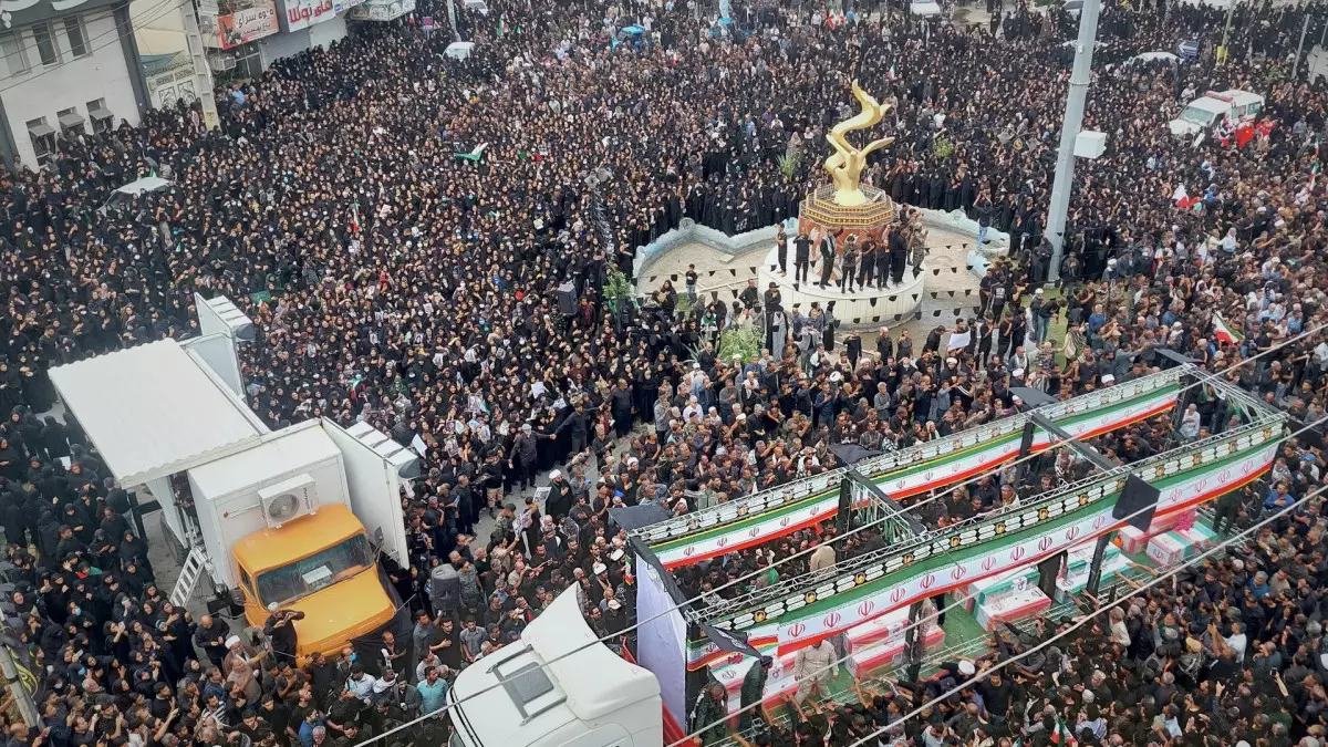 Минабтағы мектеп трагедиясы: 165 оқушы мен мұғалімнің жерлеуі өтті