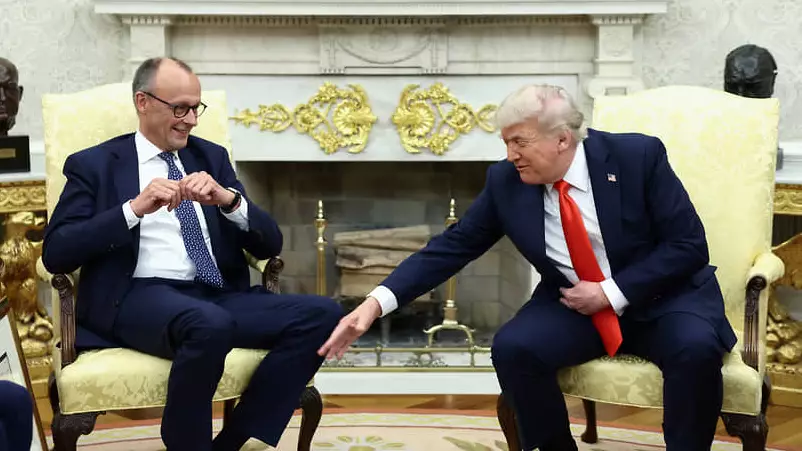 «Тізесінен қағып жіберді»: Трамп Германия канцлері Мерцпен келіссөзде ешкім күтпеген ишара жасады (ВИДЕО)