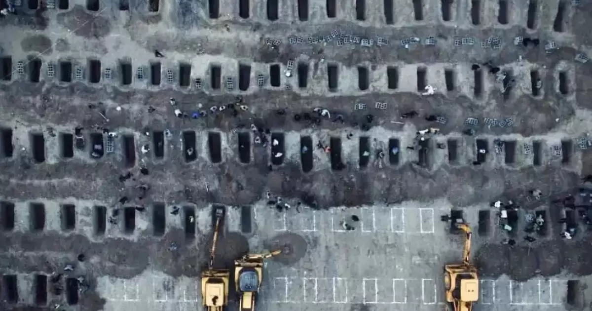  Иранда мектепке жасалған соққыдан қаза тапқан оқушылар мен мұғалімдер жерленді 