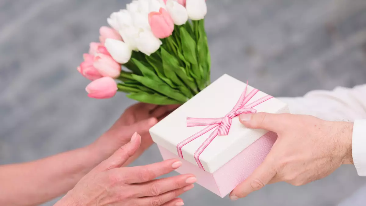 8 наурызда әйелдерге қандай сыйлық беруге болады?