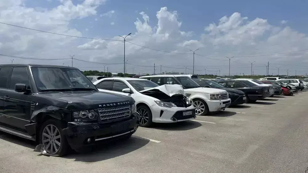 Көкшетау тұрғыны айып тұрағынан көлігін аламын деп басы бәлеге қалды