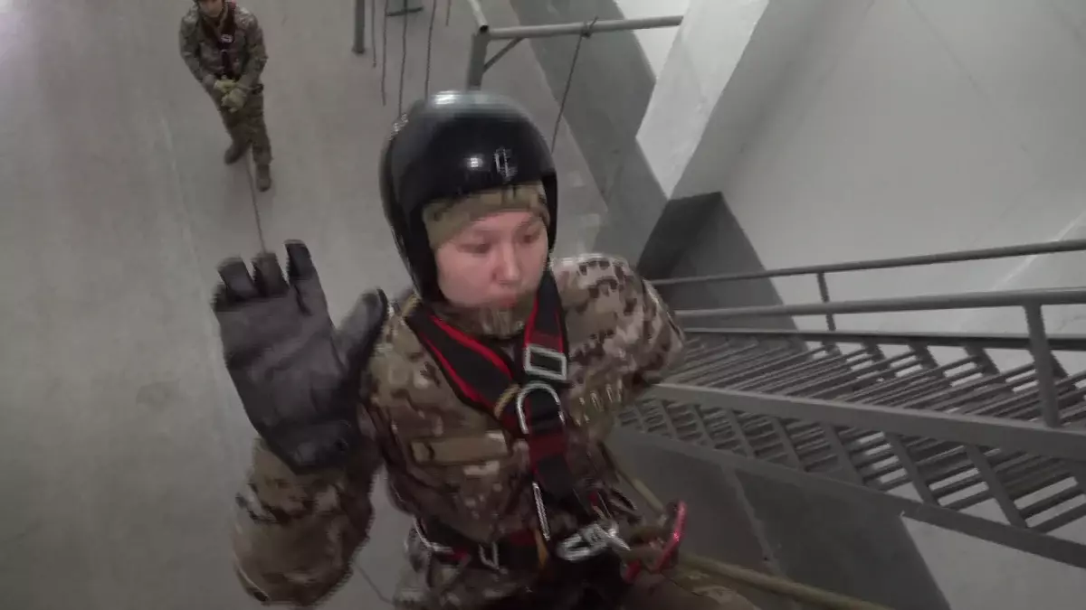 Биіктікті бағындырған бұрымдылар: Алматыда 100-ге жуық әскери әйел парашюттік даярлықтан өткен