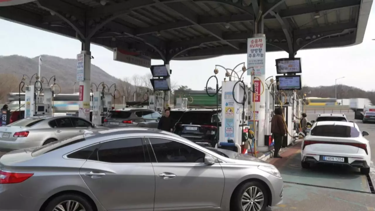 Оңтүстік Кореядағы жанармай бекеттерінде ұзын-сонар кезек