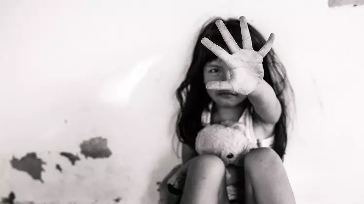 «Әкем үйретті»: Өскеменде 2 жасар қызға жасалған зорлық дерегі бойынша сұмдық ақпарат шықты