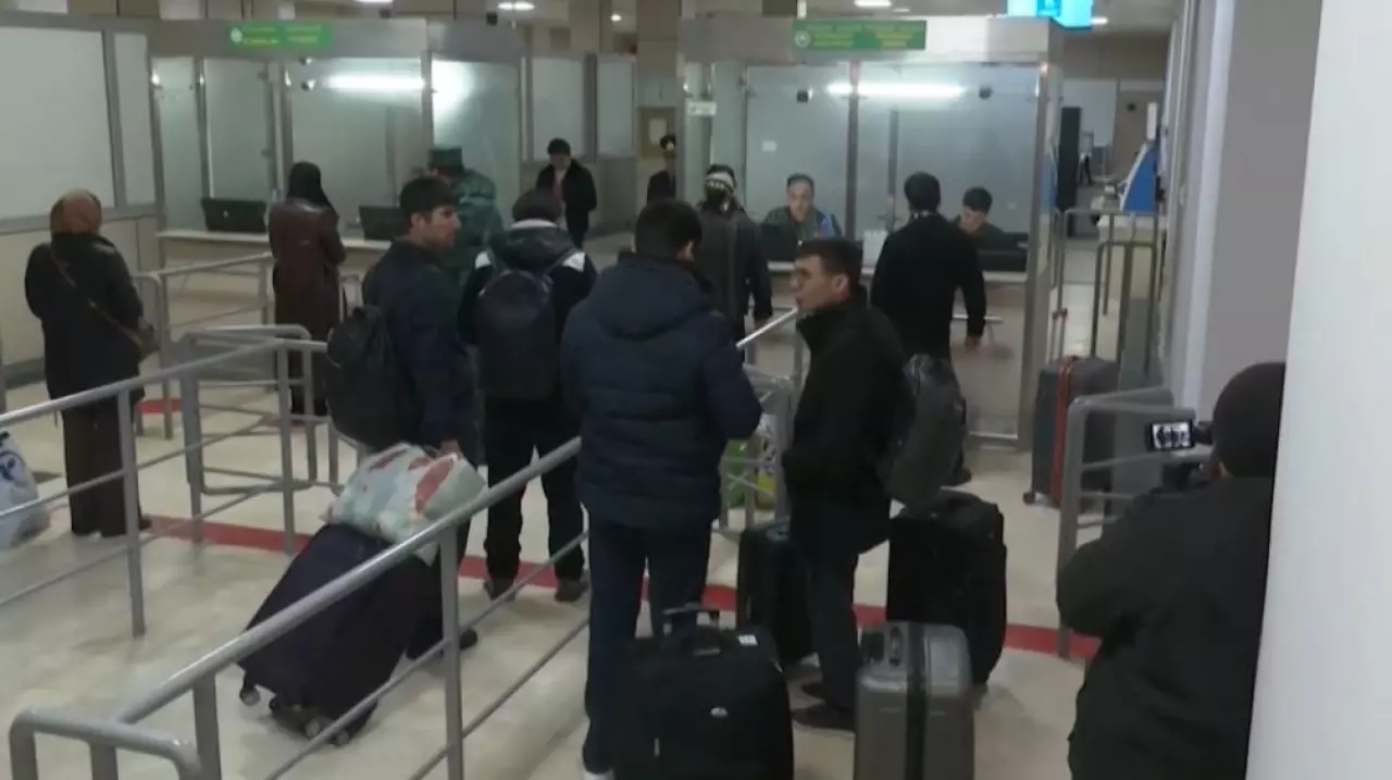 Иностранцы покидают Иран через Азербайджан