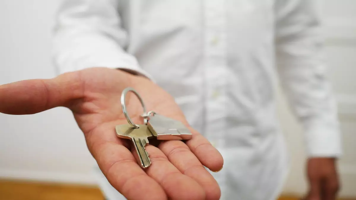 В Оренбурге мужчина снял квартиру на сутки, обокрал и сдал ее в аренду