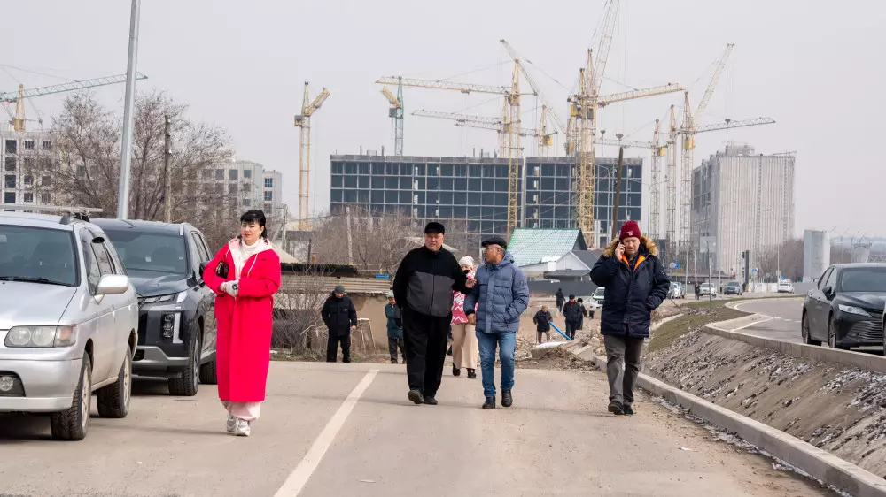 В зоне пятой вредности: жители целого микрорайона Алматы не могут стать полноценными горожанами