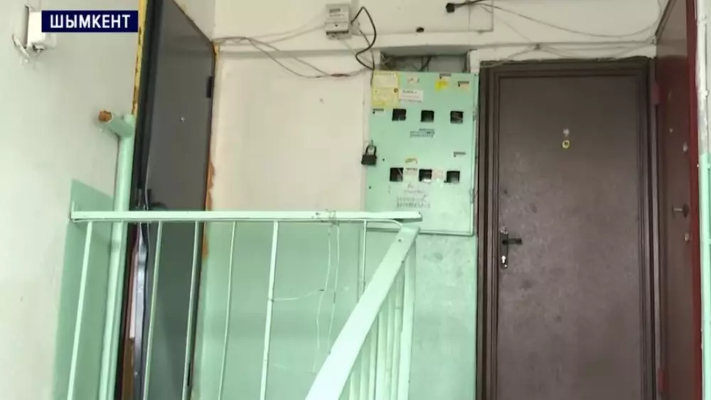 Шымкентте бір тұрғын үйдегі үш пәтерден әйел, екі қыз және бір жігіт өлі табылды