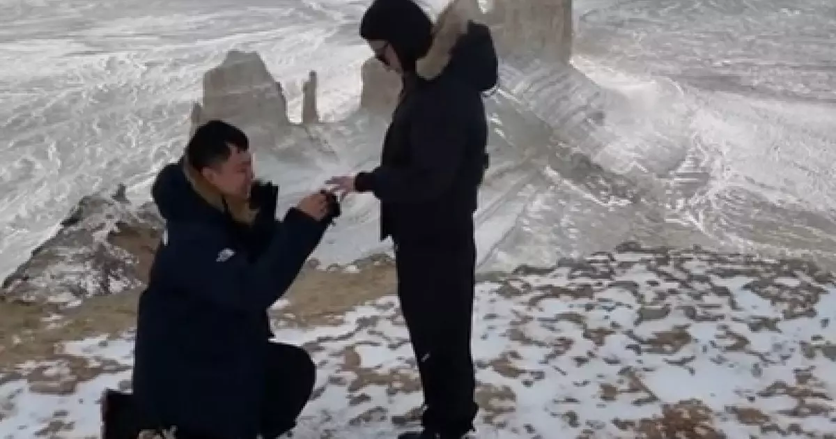  Қытайлық турист Бозжырада сүйіктісіне тұрмысқа шығуға ұсыныс жасады 