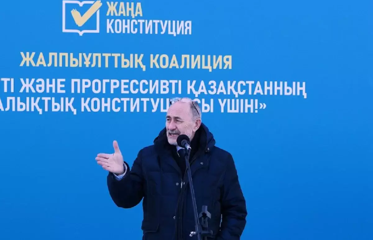 Конституция нақты жұмыс істейтін тетікке айналуы керек: депутаттар жұмысшылармен кездесті