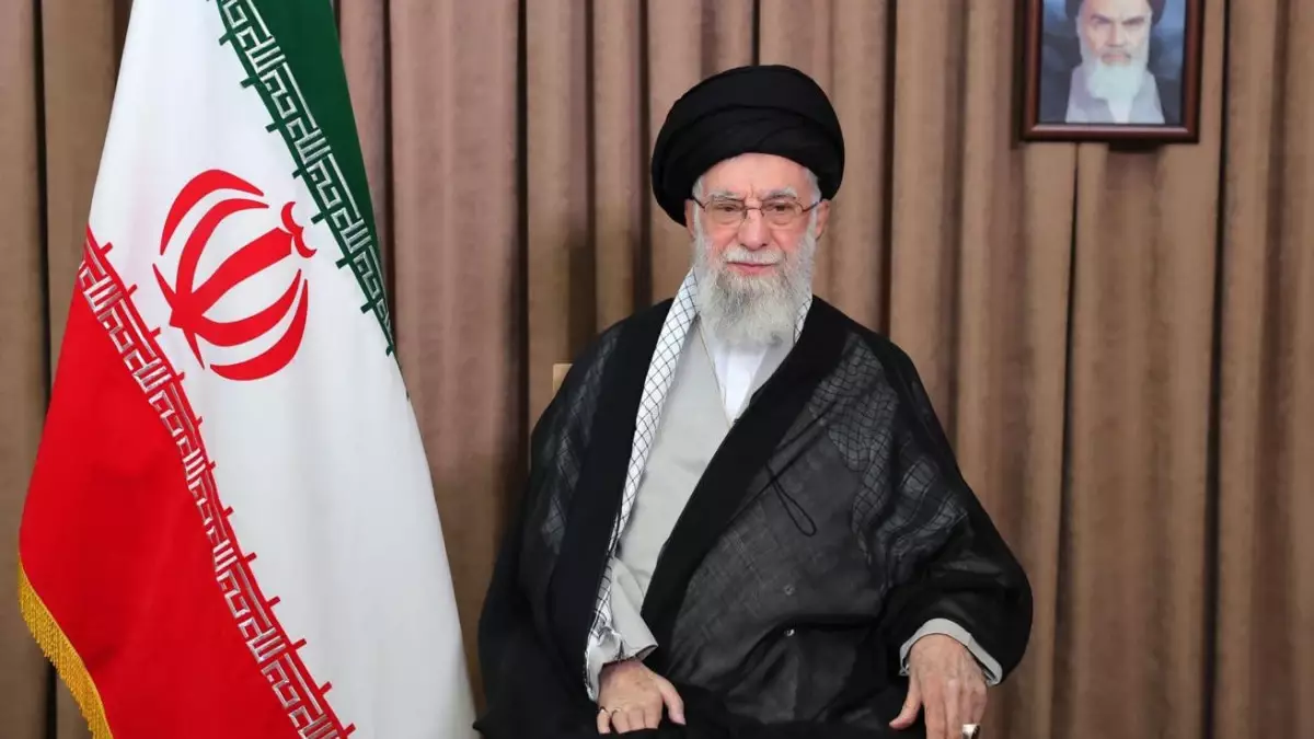 Иранда Хаменеиді жерлеу рәсімі кейінге қалдырылды