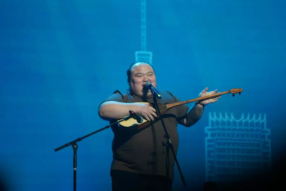 ”Менің дауысым ештеңе шешпейді деп ойламаңыздар”: Рамазан Амантай Алматы жастарына әуенді үндеу жасады