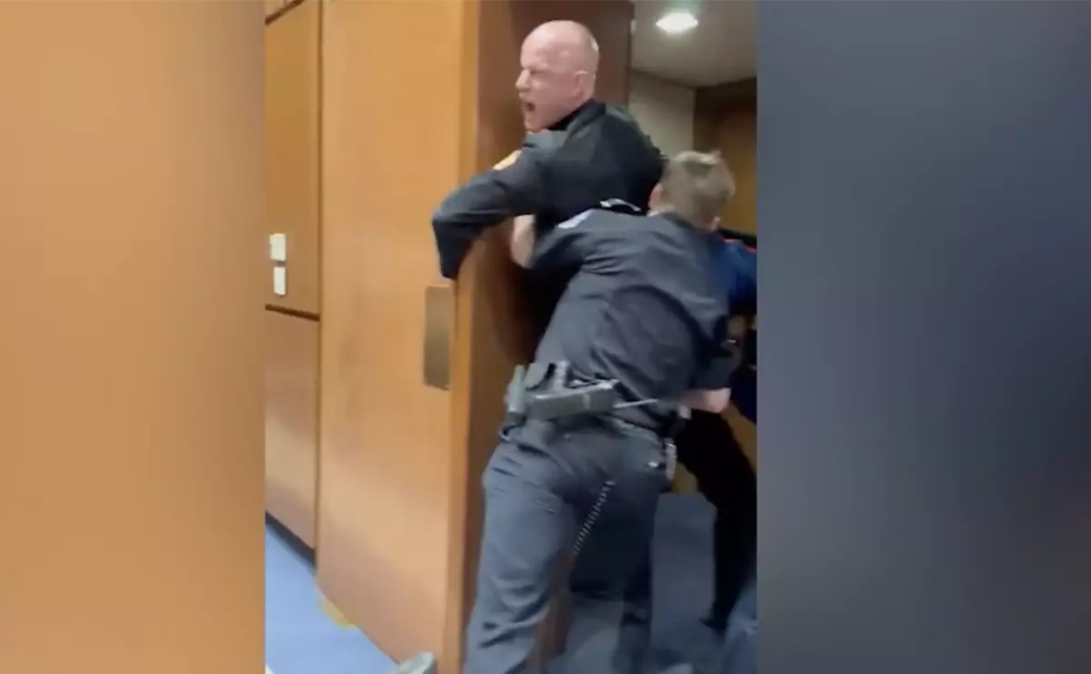 АҚШ-та Иран мәселесіне арналған жиында әскери қызметкер наразылық білдірді