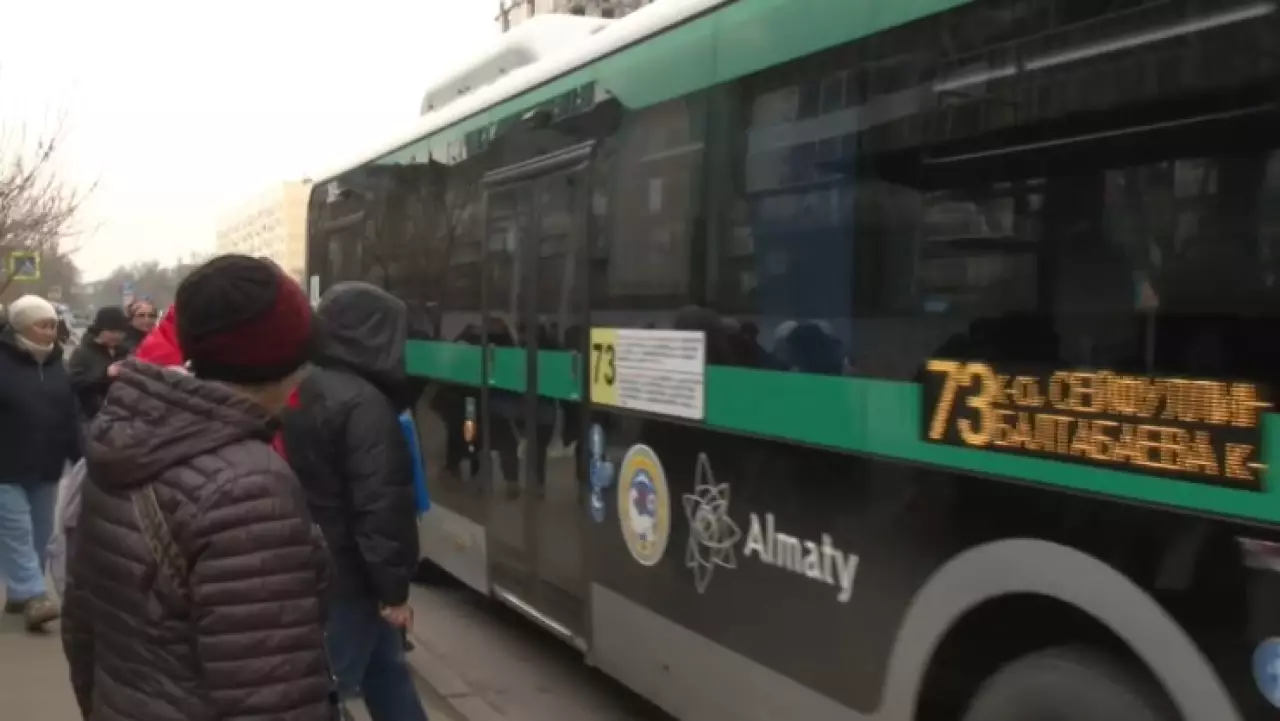В общественном транспорте Алматы внедряют новую систему оплаты