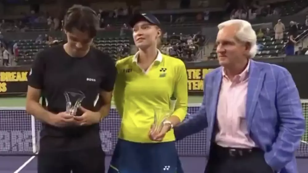 “Неадекватно прикасается“: мужчина разозлил фанатов из-за фото с Рыбакиной