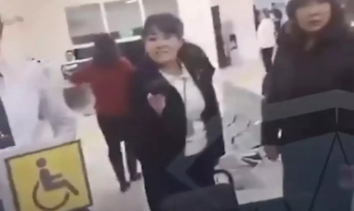 «Таныстарын кезексіз кіргізеді»: Ақтауда халыққа қызмет көрсету орталығында шу шықты