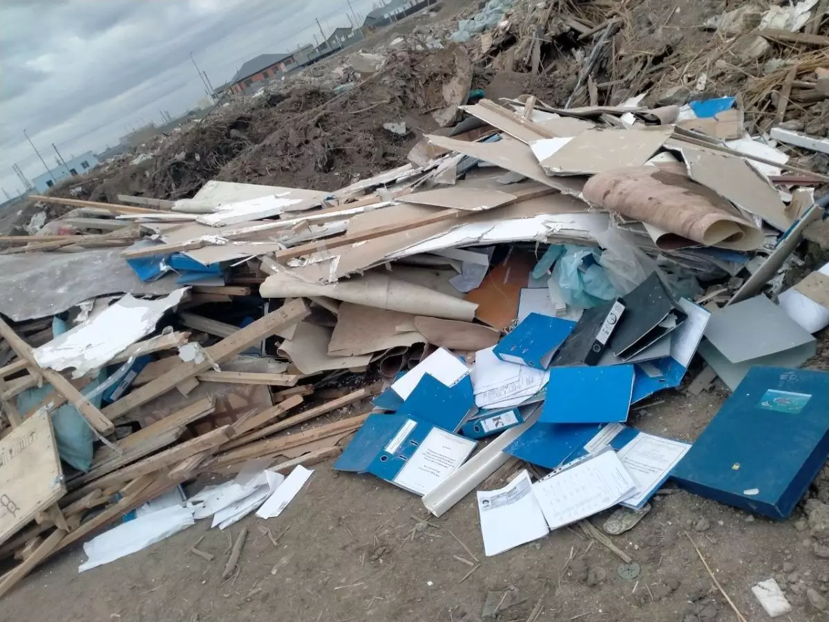 В Атырау на свалке нашли архивные папки с данными пациентов