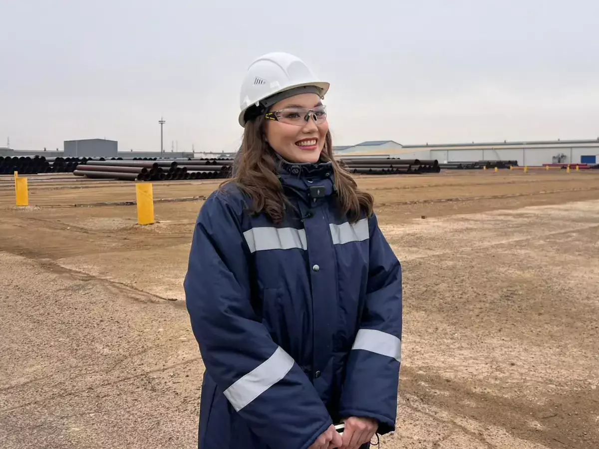 Сменила корону на каску: мисс Актау 2022 года работает на трубном заводе - новости на Lada.kz 05.03.2026