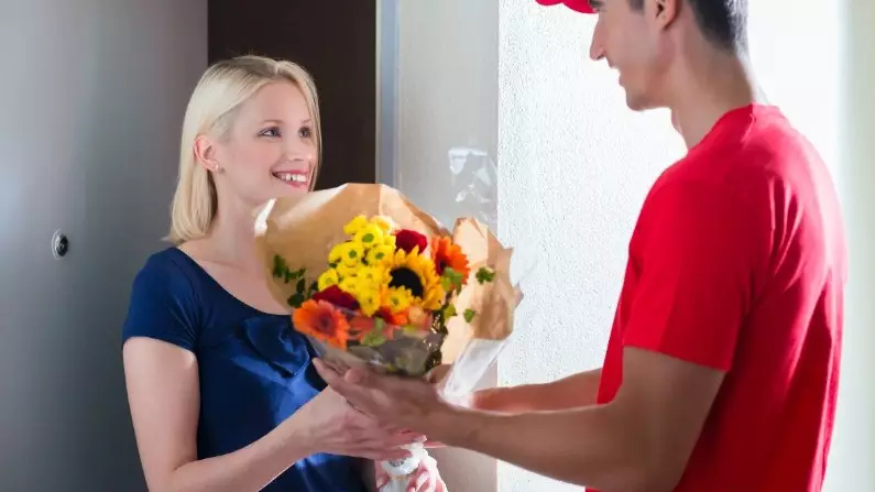 Фейковые цветы и подарки: мошенники активизировались перед 8 марта