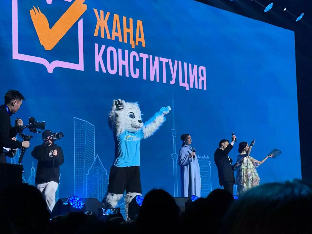 Голос будущего: робот Темірбек и барс Әділет призвали молодежь Алматы на референдум