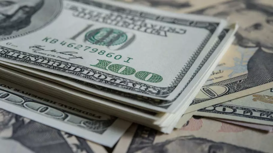 Доллар резко подешевел по итогам торгов на KASE