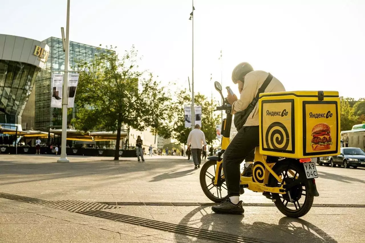 Яндекс Go удваивает чаевые: поддержать курьера сервиса доставки еды стало еще проще