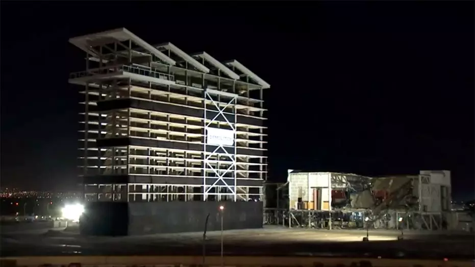 Закрытый во время COVID и так и не открывшийся отель-казино в Лас-Вегасе снесен.