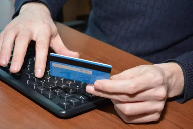 Оқушыларды алдаған: Шымкентте 20 жастағы жігіт ата-аналардың ақшасын сыпырып алған