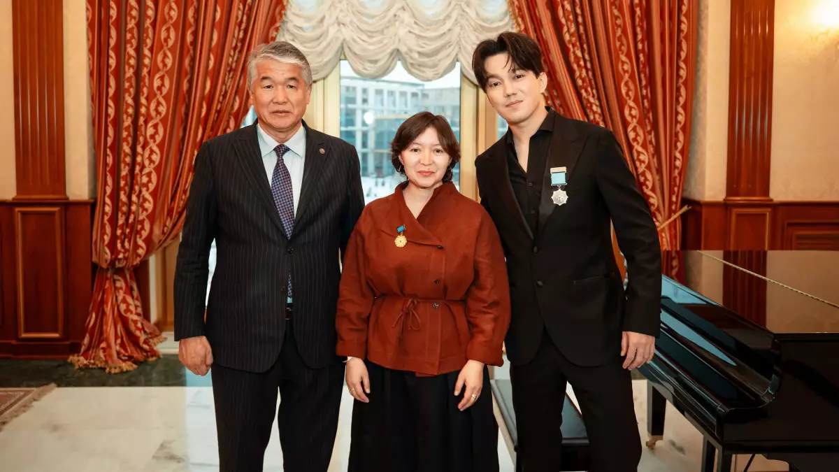 Димаш Кудайберген и Самал Еслямова получили награды ТЮРКСОЙ