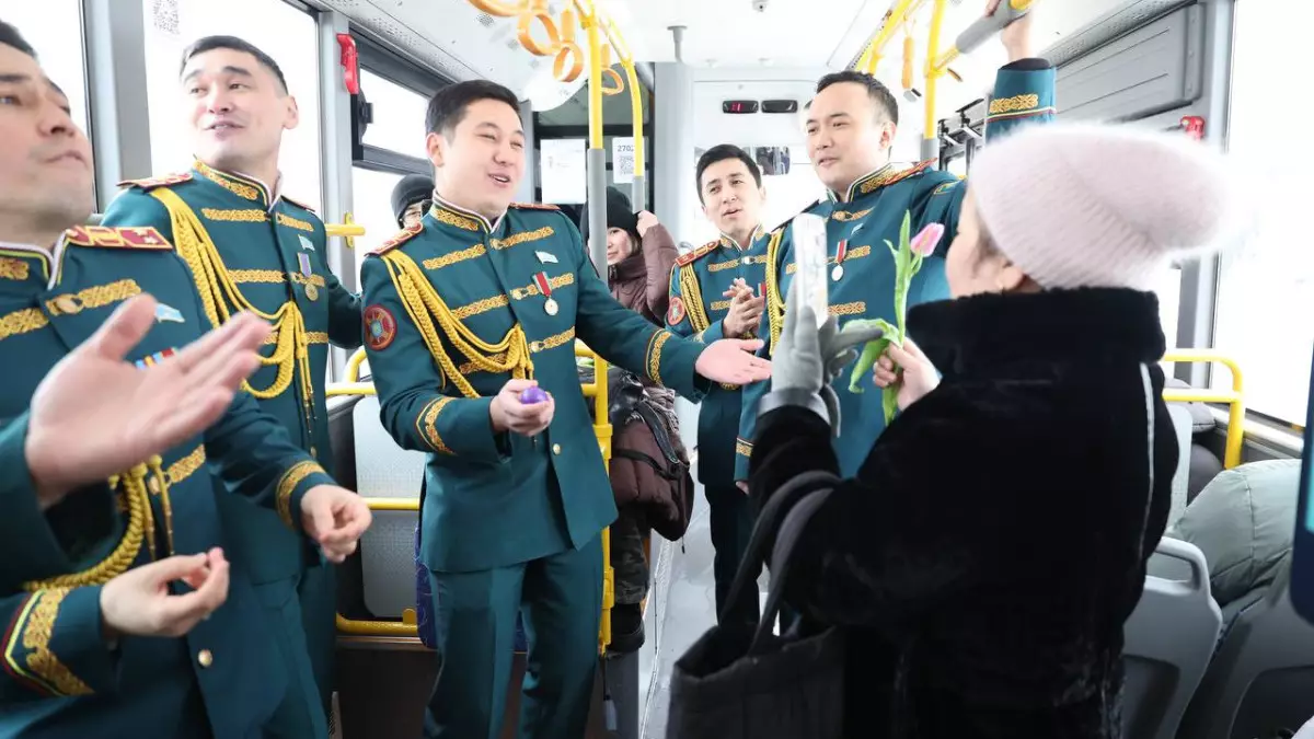 Мужской хор Нацгвардии устроил музыкальный сюрприз женщинам в автобусах Астаны