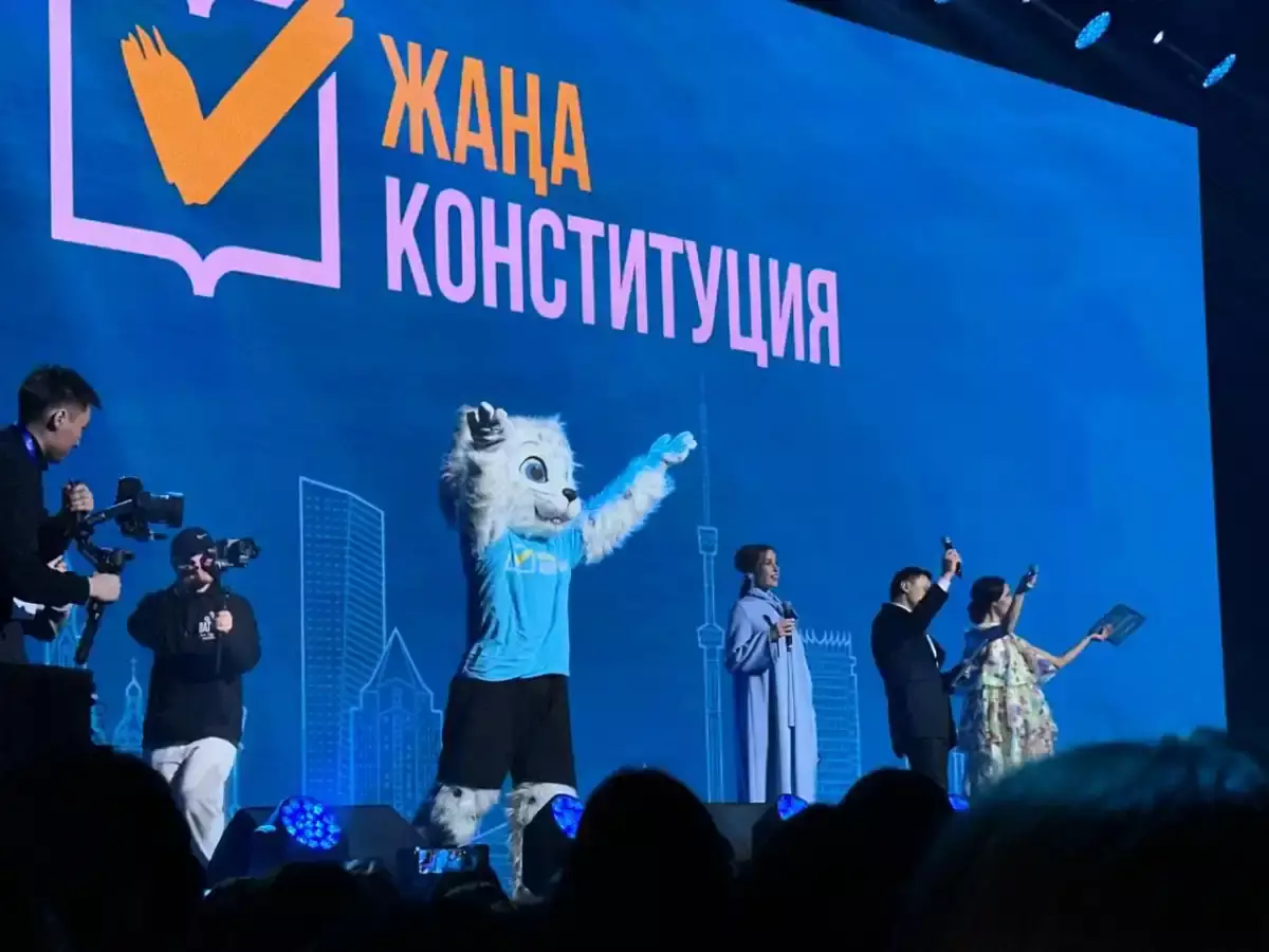 Жасанды интеллект пен жастардың қуаты: робот Темірбек пен барыс Әділет жаңа Ата Заңды қолдады