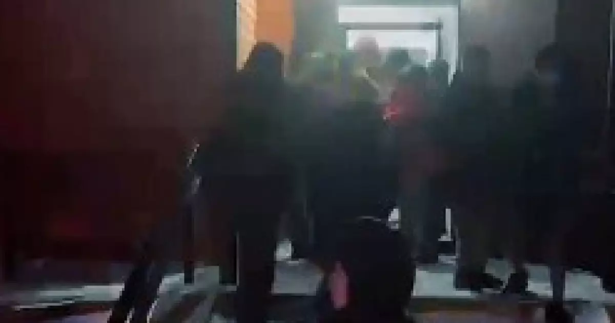   Өрт сөндірушілер екі баланы өлімнен құтқарып қалды   