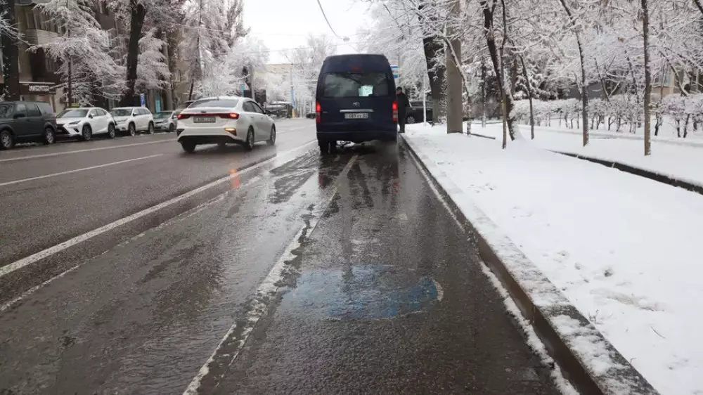 Метель, гололёд, туман: штормовое предупреждение объявлено по всему Казахстану