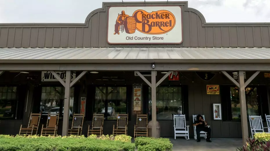 Продажи и посещаемость Cracker Barrel продолжают падать спустя месяцы после неудачного ребрендинга.