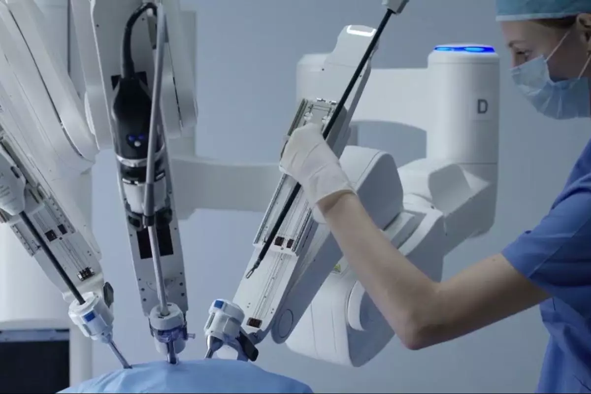 В Атырау планируют внедрить роботизированные операции для лечения рака
