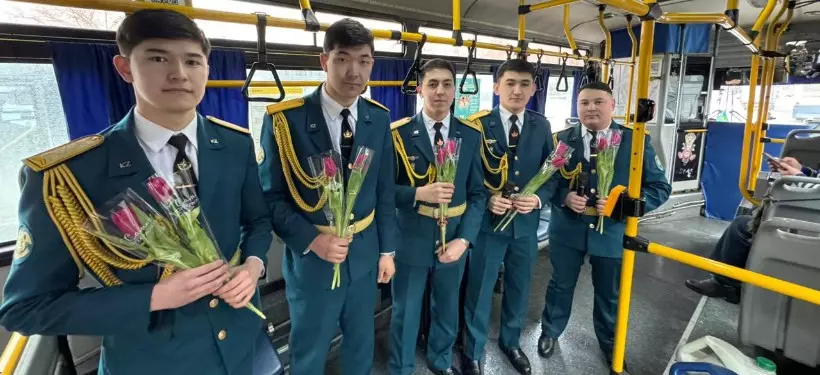 Военный оркестр Нацгвардии поздравил пассажирок автобусов в Усть-Каменогорске