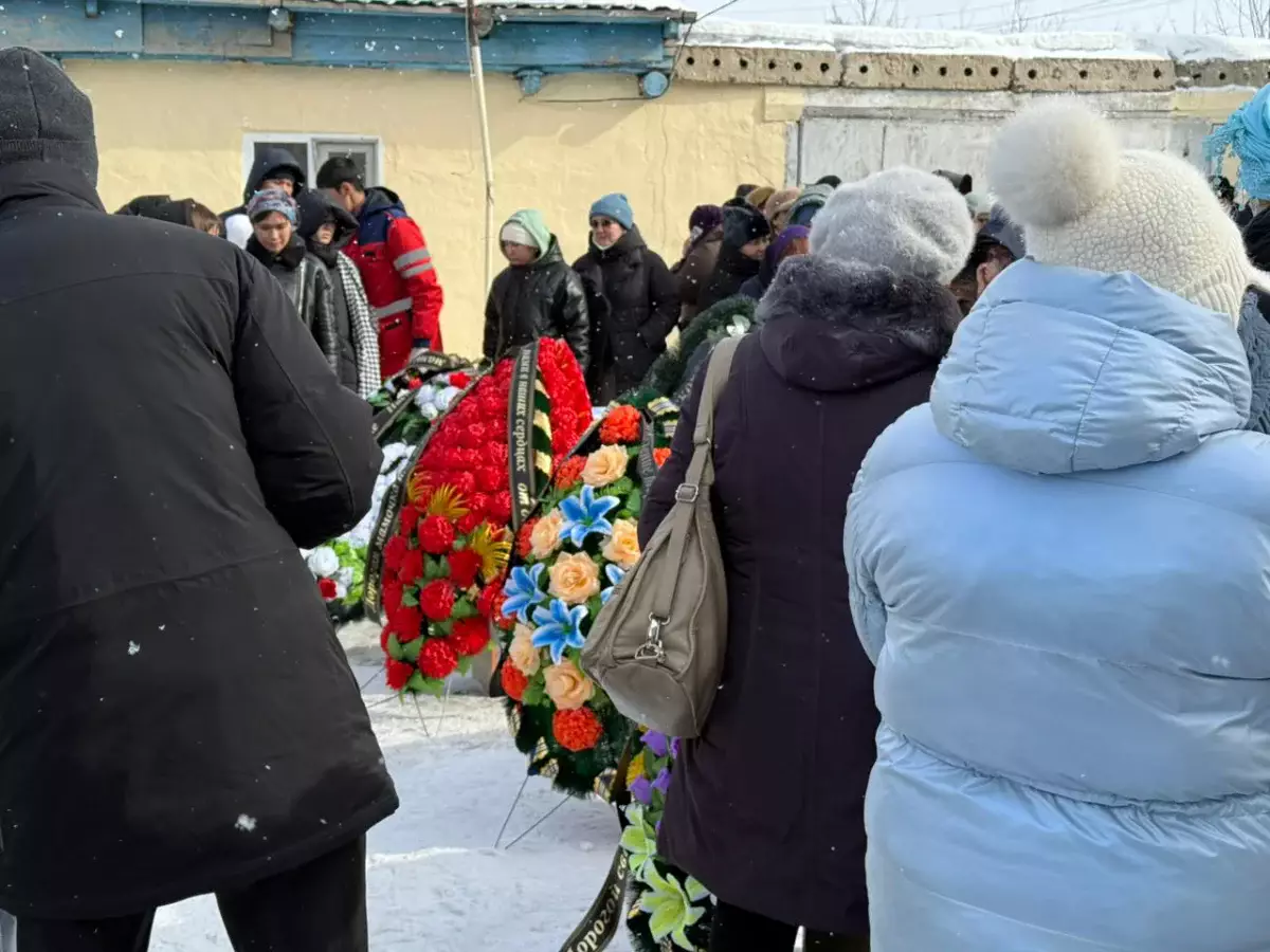 Под Астаной проходят похороны семьи, жестоко убитой и расчлененной родственником