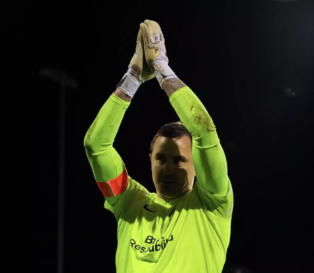 Қазақстандық қақпашы командасын жартылай финалға жетеледі