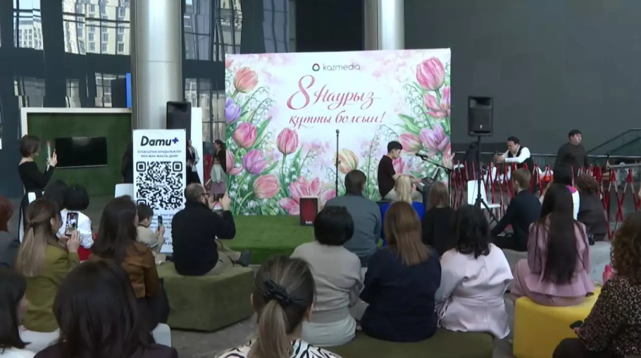Сотрудниц телерадиокомплекса «Казмедиа орталығы» поздравили с праздником