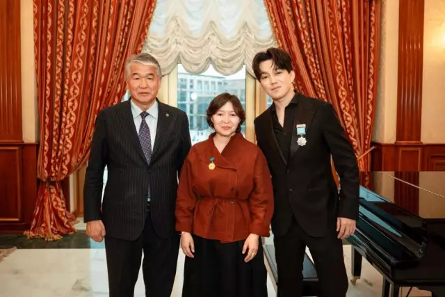 Димаш Кудайберген и Самал Еслямова получили высшие награды ТЮРКСОЙ (Видео)