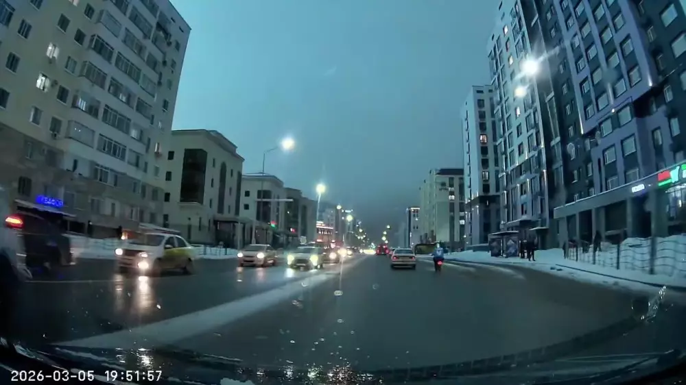 Яркая вспышка света над Астаной: синоптики озвучили свою версию